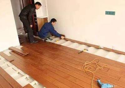 鋪地板前別傻傻裝龍骨了，聽?zhēng)煾嫡f完，原來一直都裝錯(cuò)了
